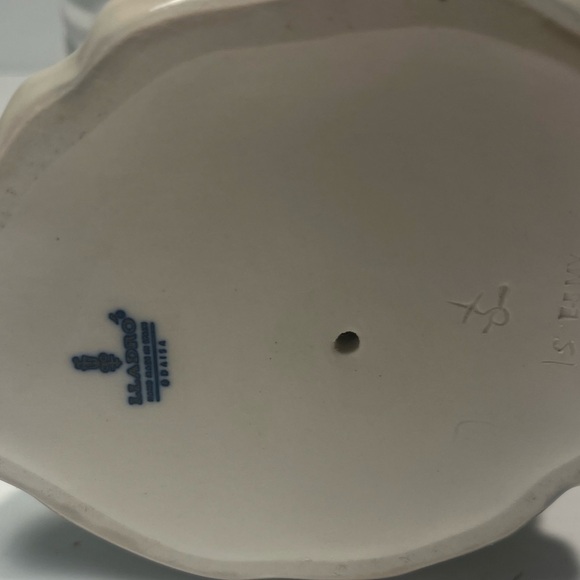 LLADRO Spring Breeze 4936 Lady Girl with Hat Retired Figurine w/ Original Box - Picture 5 of 8